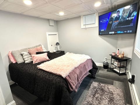 Cozy Tempur-Pedic queen bed, 55” Smart TV, soft lighting & huge closet for extended stays.