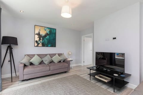 Spacious livingroom ideal for contractors, families and corporates (1)