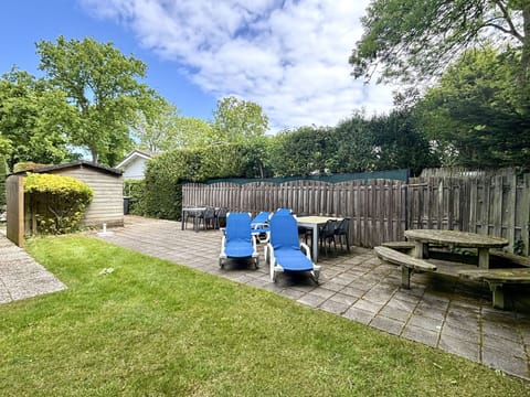 Shrub, Garden, Shade, Lawn, Outdoor Furniture, Backyard, Landscaping, Yard, Estate, Chair