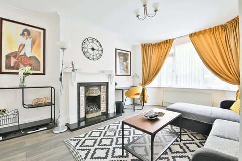 Sitting Room / Optional Bedroom:
Super-comfortable L-shaped sofa bed and a dedicated work area. 