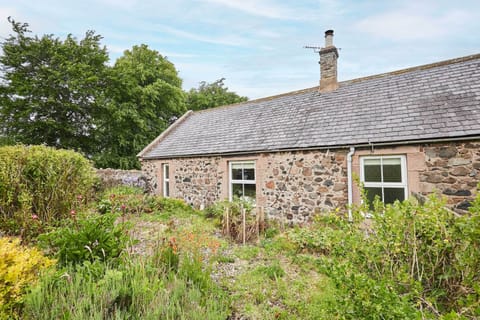 Bell Cottage, Kirknewton - Host & Stay