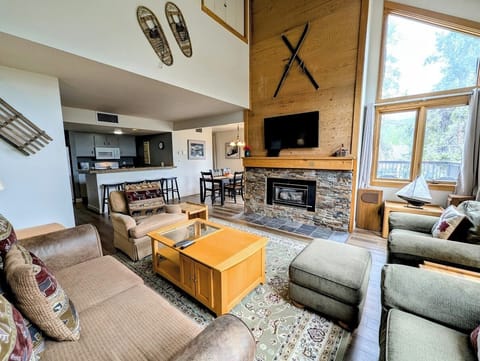 Spacious living room - Large flat screen and gas fireplace