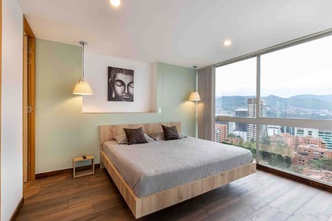 Master bedroom (king size bed), walk-in closet, ensuite bathroom, smartTV.
