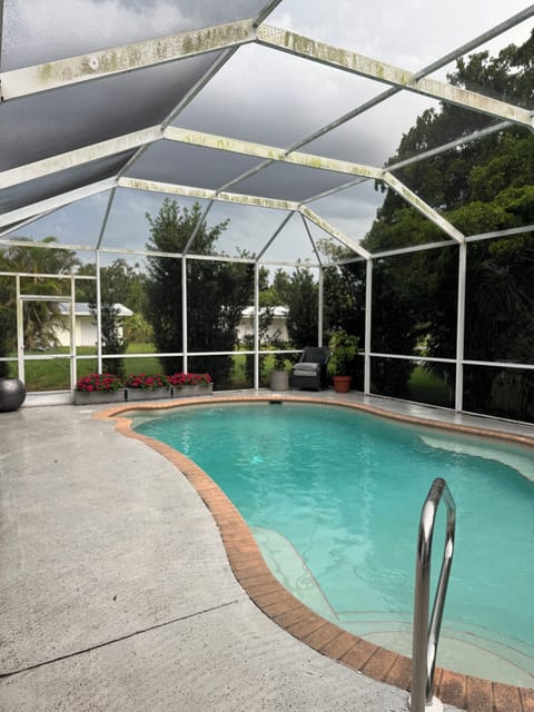 Screened pool enclosure
