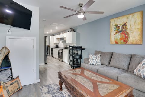 Living Room | Queen Sleeper Sofa | Smart TV | Free WiFi | Central A/C & Heating