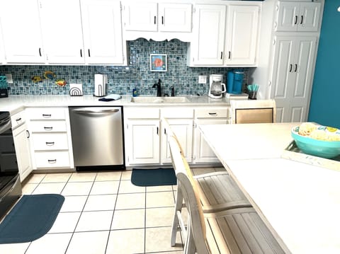 Large open kitchen w/full size stainless steel appliances including dishwasher