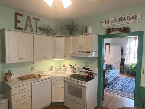 The full, spacious kitchen has everything you need