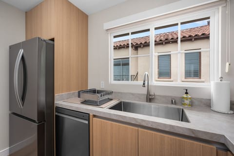 Where Function Meets La Jolla Style
The heart of the home, perfect for whipping up a quick bite before hitting the waves.