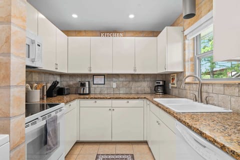 Kitchen/Laundry area