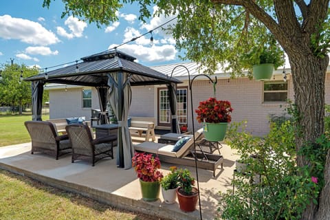 Outdoor area with plenty of seating