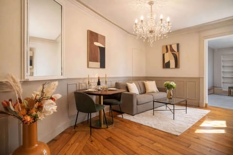 Dining space & lounge area