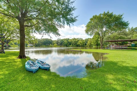Wills Point Vacation Rental | 2BR | 2BA | 1,750 Sq Ft | 2 Steps to Enter