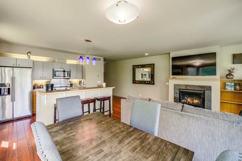 Dining Table | Dishware & Flatware