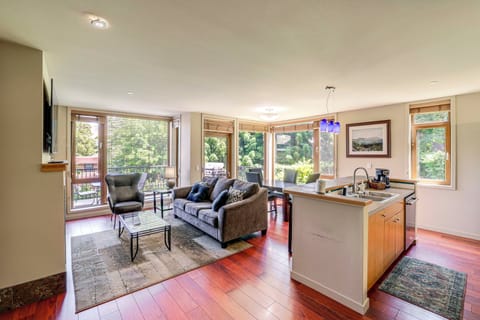 Living Room | Free WiFi | Central A/C & Heat | Fireplace | Smart TV