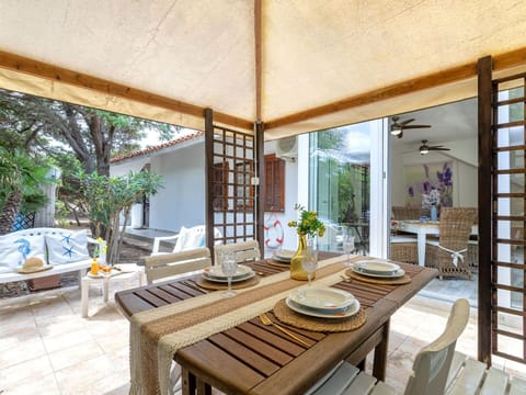 Shrub, Garden, Shade, Lawn, Outdoor Furniture, Backyard, Landscaping, Yard, Estate, Chair