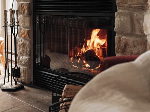 Proftez d'un feu de bois dans ce confortable condo au pied des pistes du Mont-Blanc