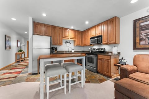 Dining Table with 4 bar stools