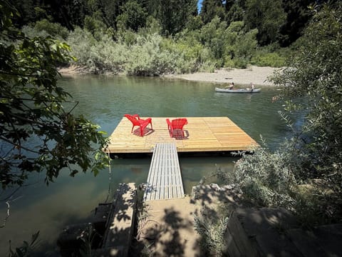 Imagine a lazy afternoon, hanging on the - Seasonal dock. Enjoy the sounds of the river.