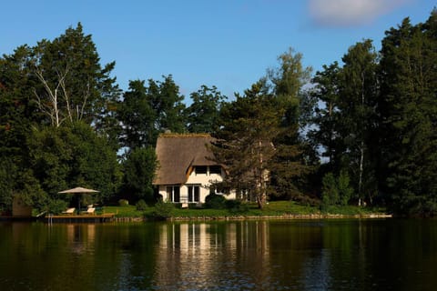 Notre magnifique chaumière devant son étang privé de 3 hectares.