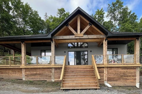 Welcome to J&L's Lakeside Cottage on Centennial Lake