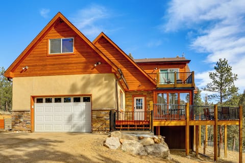 Cabin Exterior | Parking | Driveway (3 Vehicles)