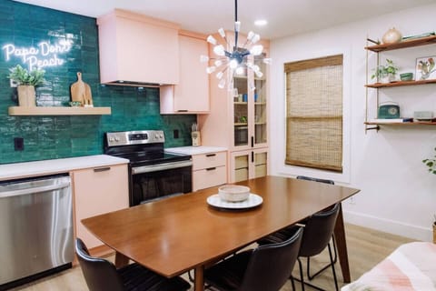{Kitchen} Fully equipped kitchen ~ full size appliances ~ dining area