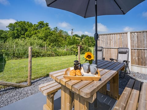 Sitting-out-area | The Old Cowsheds 1 - Dairy - Gaer Cottages, Cribyn, Lampeter