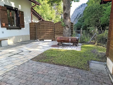 Flagstone, Cobblestone, Groundcover, Garden, Brick, Walkway, Backyard, Driveway, Yard, Shade