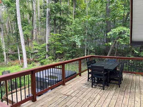 Deck with 6 seat dining table and hot tub below
