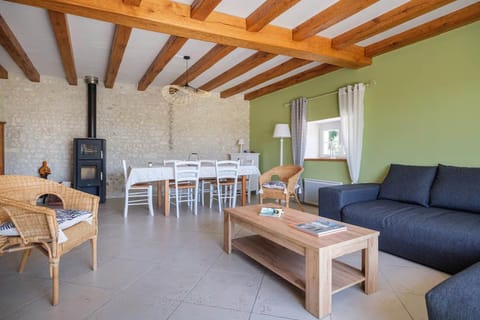 La salle à manger avec poêle à bois et le salon