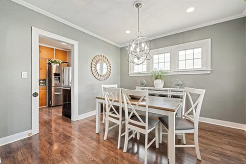 Room for 6 at the dining room table