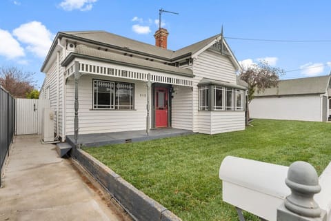 Charming 1900s home blending heritage and modern comfort. Sleeps 8 with 4 bedrooms, full kitchen. A/C heating and central heating and cooling. DVD library, stylish lounge, private courtyard with BBQ, and pet friendly. Walk to parks, cafes, and sights
