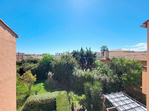 Profitez de la tranquillité de ce jardin serein. Sous la pergola, créez des souvenirs autour d`un dîner, enveloppé par le charme méditerranéen des murs en terre cuite et la nature luxuriante.