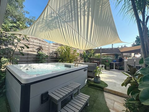 Profitez d'un agréable jardin aménagé avec son jacuzi privatif, parfait pour se relaxer dans un cadre intimiste.