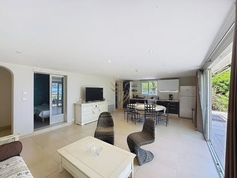 Profitez d'une ambiance lumineuse grâce à de larges fenêtres ouvrant sur le jardin, créant ainsi un espace relaxant parfait pour les moments de détente.