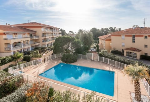 Grande piscine de la résidence, parfaite pour se rafraîchir en été.