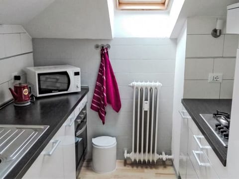 Kitchen Appliance, Kitchen, Major Appliance, Flooring, Interior Design, Countertop, Floor, Home Appliance, Kitchen Sink, Furniture