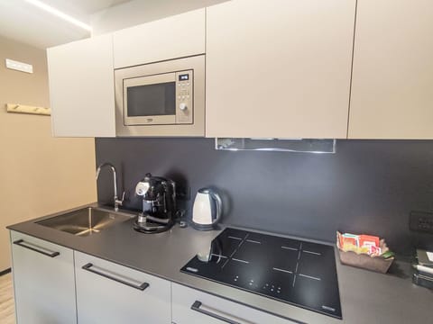 Kitchen Appliance, Kitchen, Countertop, Major Appliance, Cabinetry, Home Appliance, Interior Design, Kitchen Stove, Flooring, Stove