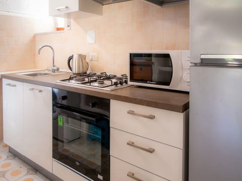 Kitchen Appliance, Kitchen, Countertop, Major Appliance, Cabinetry, Kitchen Stove, Stove, Wood, Home Appliance, Flooring