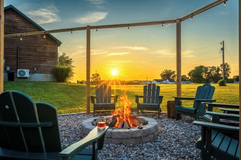Sip bourbon by the fire as the Kentucky sun melts into the horizon. ✨ Evenings at this Bardstown cabin are pure magic with string lights, crackling flames and 6 acres of open sky.