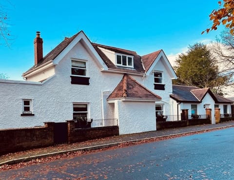 The Croft is a wonderfully characterful two bedroom Victorian house located opposite a pretty well kept local park.