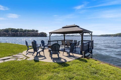 Amazing point views for miles of lake watching!  Powerboats, waves, sunsets are all captured here!