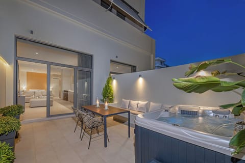 Jacuzzi, Patio, Apartment View, and Front Yard