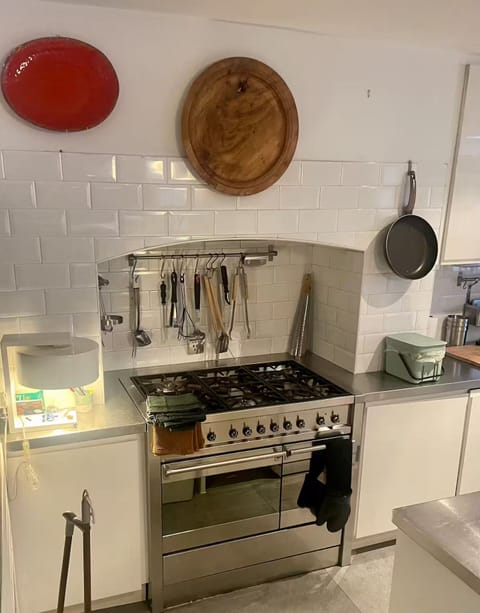 GROUND FLOOR. Kitchen.
Smeg Oven with 6 Burners & 2 Ovens.