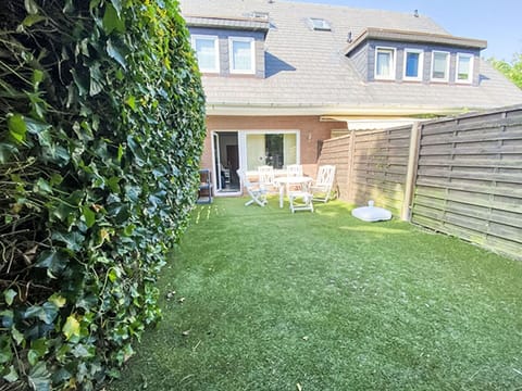 Furniture, Chair, Beach, Shade, Sea, Coast, Outdoor Furniture, Ocean, Shore, Restaurant