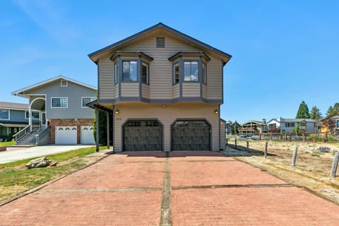 This Tahoe Keys home features ample parking for up to 1 in the garage and 4 in the driveway