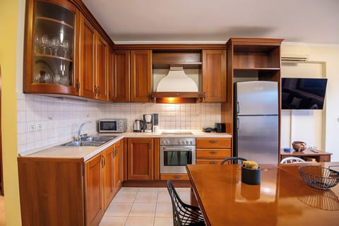 Fully equipped kitchen with everything you need for meals at home.