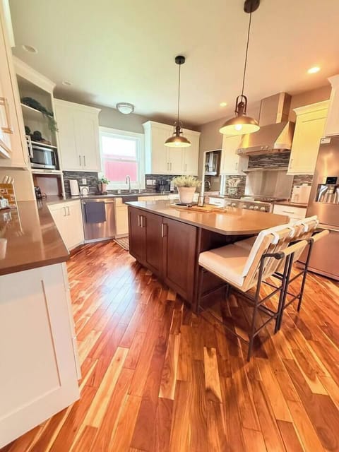 Kitchen (Main Floor) 