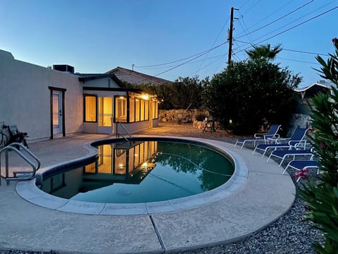 Backyard screened in porch, view over pool at twilight; a friends & family must.