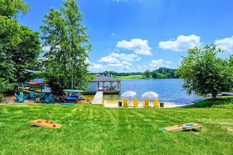 Choose Your Own Lake Day – Cornhole on the lawn, a paddle on the water, or a chair in the sand—no wrong answers.